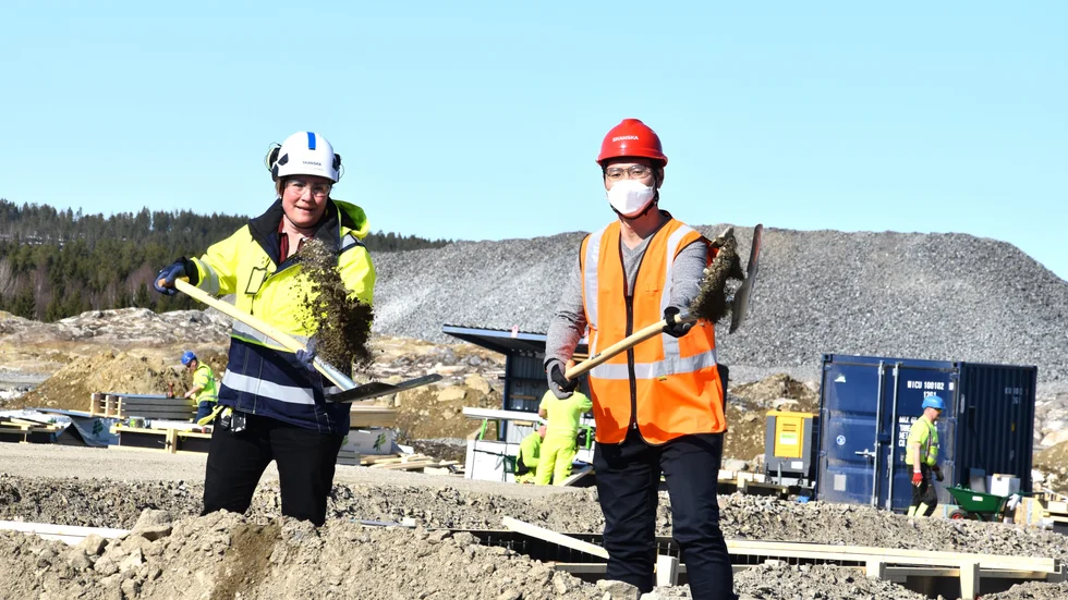 Yun Lee, fabrikschef, Dongjin Sweden (t h), och Linda Hillergren, projektchef, Skanska, tog ett icke formaliserat första spadtag till Dongjins nya fabrik på Skellefteå Site East i slutet av april i år.