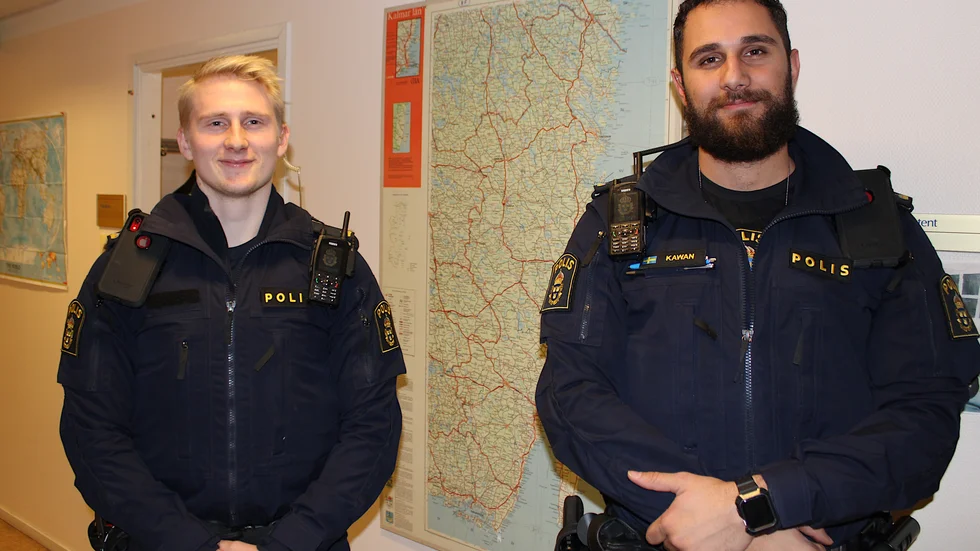 Ludwig och Kawan är två av de nyanställda poliserna i Hultsfred. De trivs med att jobba i en mindre kommun och tycker om den familjära känslan på polisstationen.
