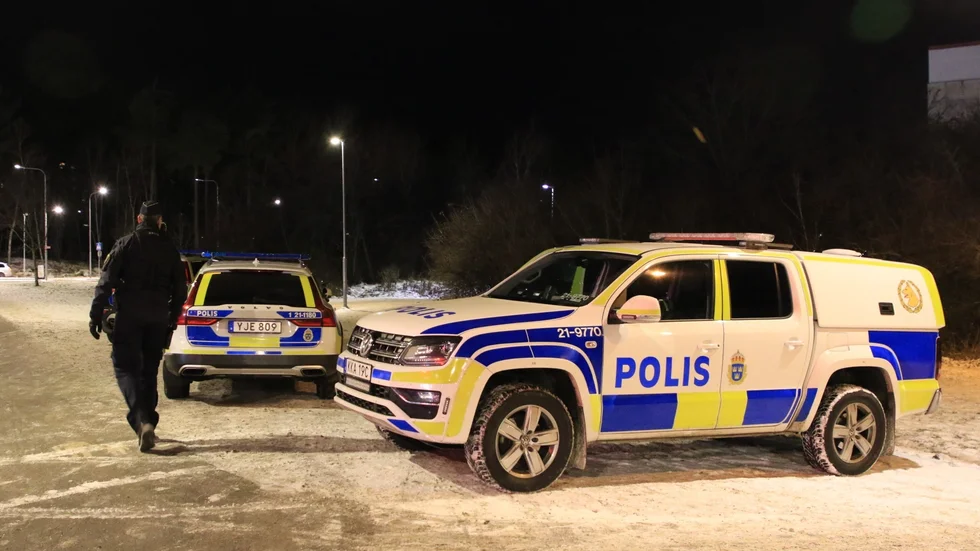 En stor sökinsats pågår just nu i Gottsunda efter den eller de personer som kastade sten mot poliser tidigare under kvällen.