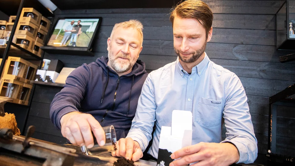 Thomas Mellin och Joakim Widell har efter en tids experimenterande nu lanserat det första verkligt gotländska snuset. Men det är inte gratis. En dosa kostar tusen kronor.
