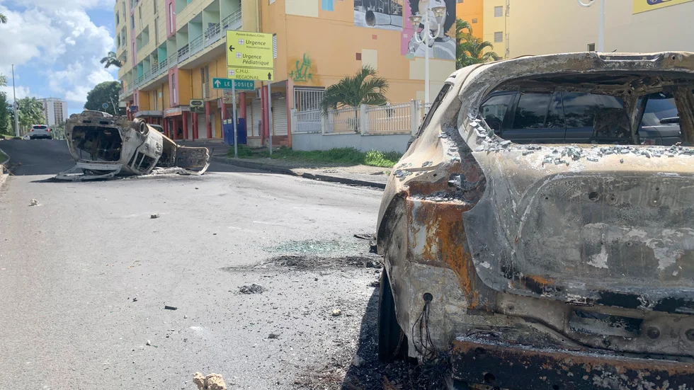 Brända bilar på en gata i Le Goisier på Guadeloupe i slutet av november.