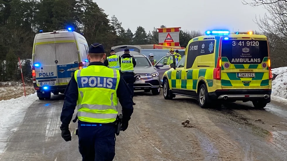 Polis, ambulans och räddningstjänst larmades under fredagseftermiddagen till en frontalkrock i Jäder utanför Eskilstuna.
