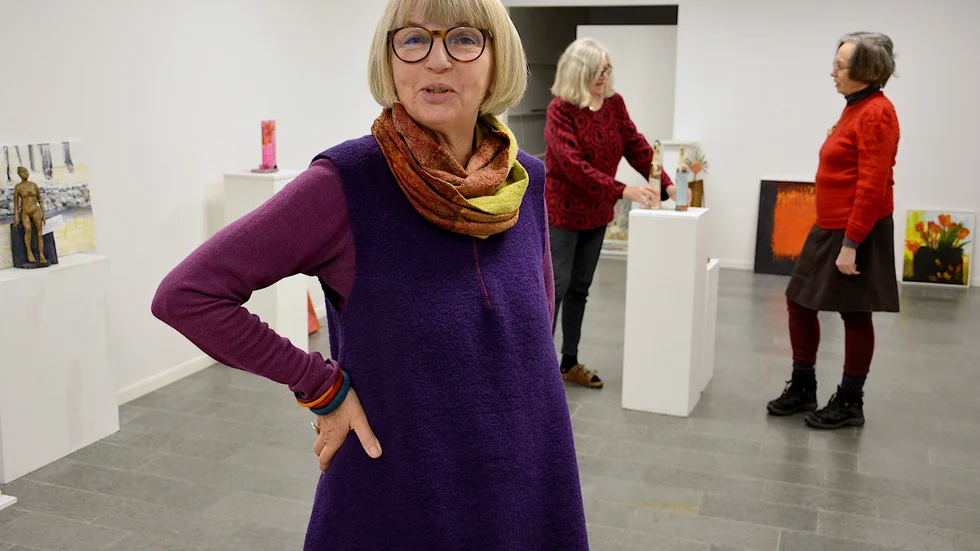 Tjustbygdens konstgrupp ställer ut i galleriet på Kvarngatan. Barbro Hultgren Fredriksson, Ann-Catrine Stalebrant och Ewa Olsson är i full färd med att organisera för att få det att se så bra ut som möjligt.
