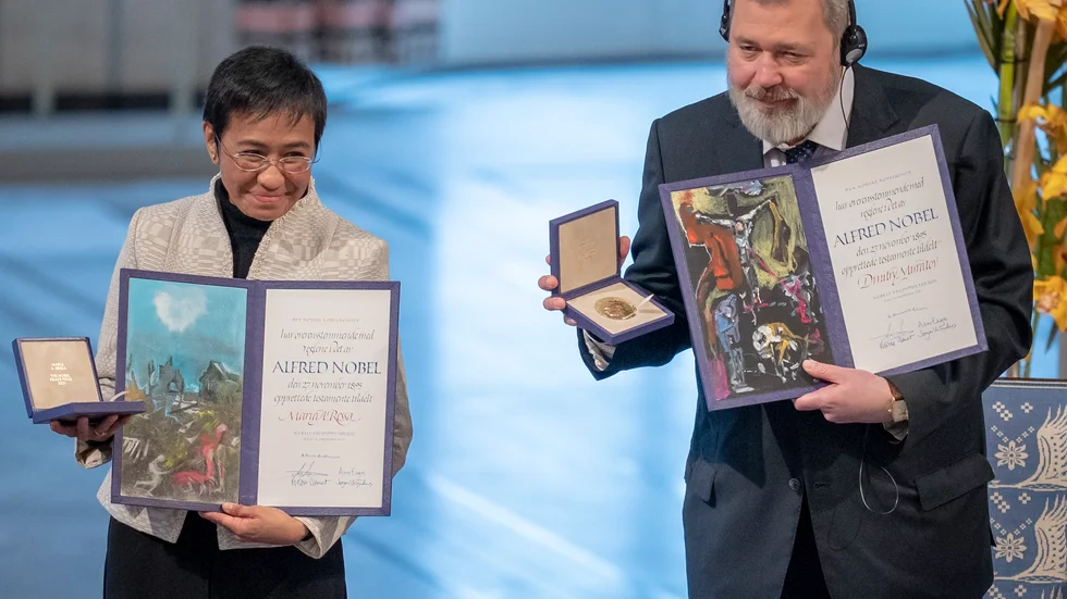 Journalisterna Maria Ressa och Dmitrij Muratov mottog i går Nobels fredspris 2021.  