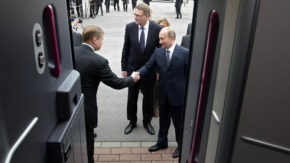 Höghastighetstågen mellan Helsingfors och S:t Petersburg börjar gå igen. Här skakar Rysslands president Vladimir Putin hand med Finlands dåvarande statsminister Matti Vanhanen vid tåglinjens invigning 2010. Arkivbild.