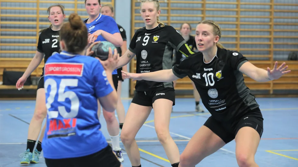 Tajt försvarsspel. VIF Gute krigade och slet, men det räckte inte till poäng mot IFK Tumba. Här hemmalagets Olivia Hedenstein (9) och Emelie Andersson (10).