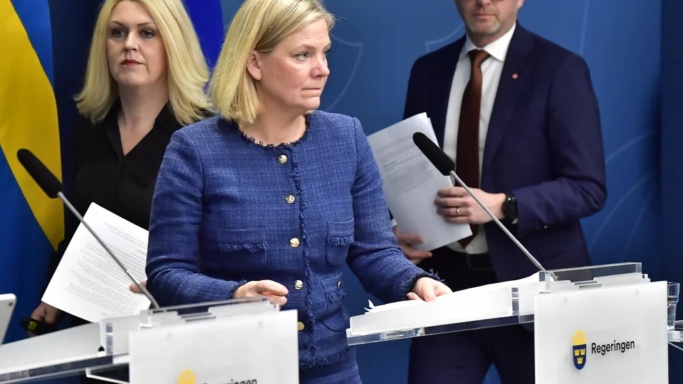 Statsminister Magdalena Andersson, socialminister Lena Hallengren och finansminister Mikael Damberg under pressträffen på tisdag eftermiddag. 