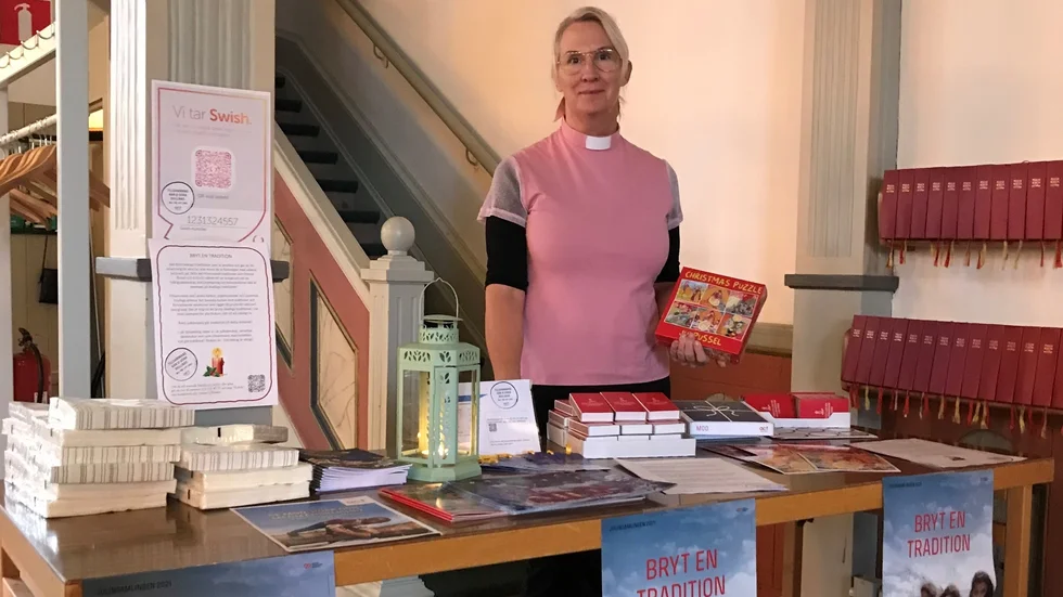 "Jag brukar stå vid utgången och sälja saker som oavkortat går till kampanjen. Men det är nog rätt ovanligt att en kyrkoherde gör det", säger Anita Waernqvist med ett skratt.