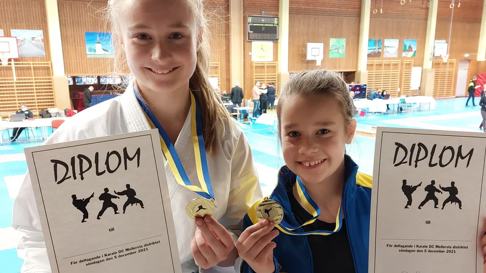 Ellen Karlsson och Leila Karlsson med diplom och guldmedaljer efter helgens tävling i Kil.