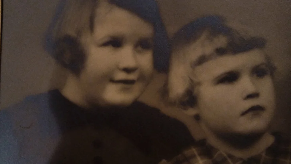 Vera och Inga som barn. Ett kort som påträffats hos släktingar i USA. Vera är fortfarande i livet, 92 år gammal.