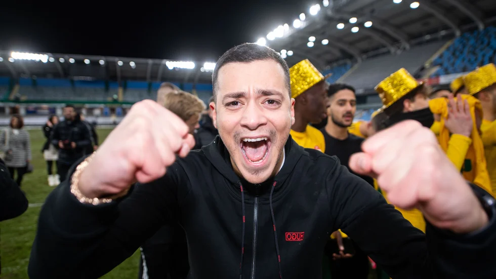 Dalkurdtränaren Yasin Aras firar efter avancemanget till superettan 2022. 