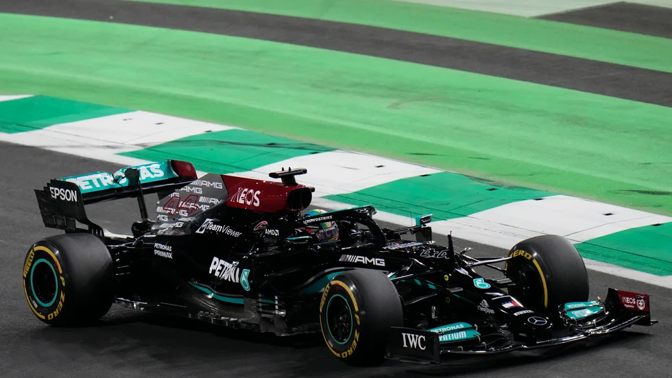Lewis Hamilton i sin Mercedes.