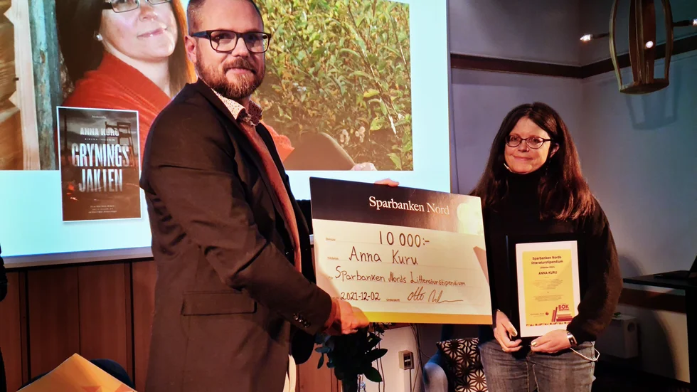 Otto Andersson delade ut Sparbanken Nords litteraturstipendium till Anna Kuru.