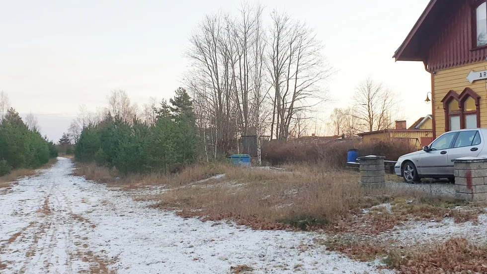 Stationsområdet i Ärla fått en ny ägare som vill bygga bostäder. Men det kan ta 3 år innan en plan ens kan påbörjas. Varför ska det behöva ta så lång tid när bostadsbyggande i småorterna ska prioriteras? undrar Leif Lundborg.