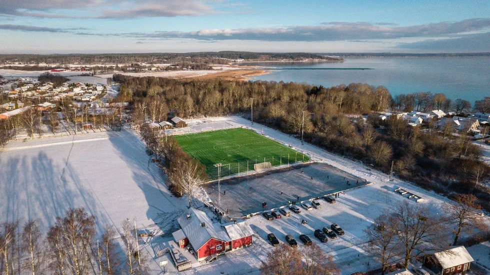 Kungsbrohov arena med den nya konstgräsplanen och en uppspolad isbana bredvid. 