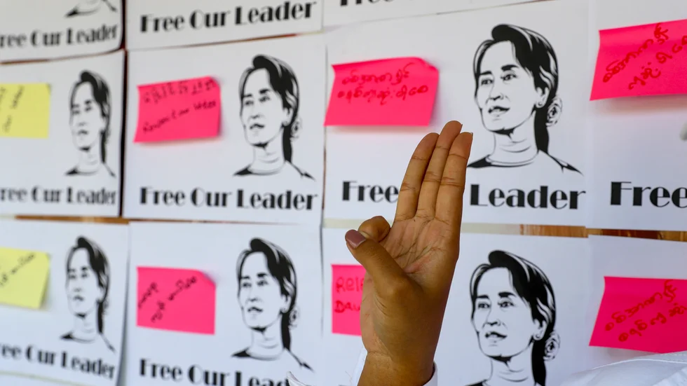 Tre fingrar i luften, i en gest som används av proteströrelsen i demonstrationerna mot militärjuntan i Myanmar. Arkivbild.
