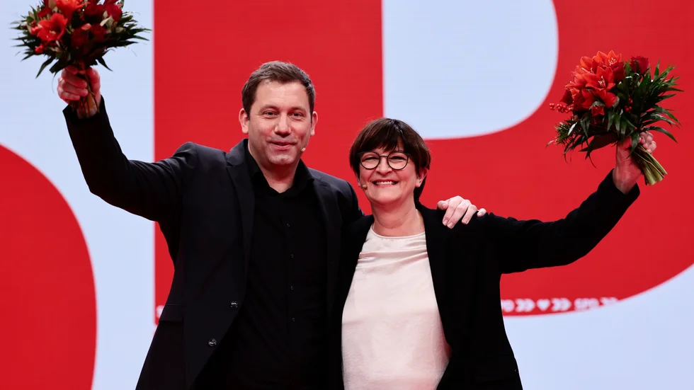 Socialdemokraterna i Tyskland har valt två partiledare, nyvalde Lars Klingbeil och återvalda Saskia Esken (höger).