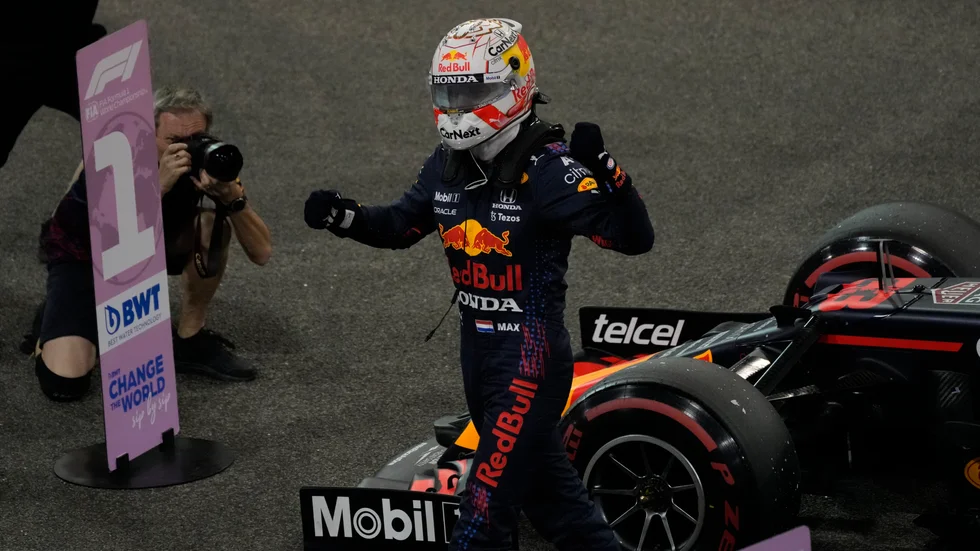Max Verstappen firar kvalsegern.