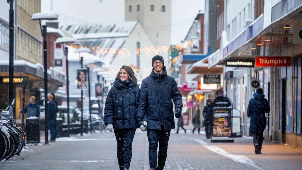 Nytt jobb, nygammal stad och nytt liv. Amanda Koss och Andreas Koss har flyttat till Skellefteå och ska bygga hus i Kåge.