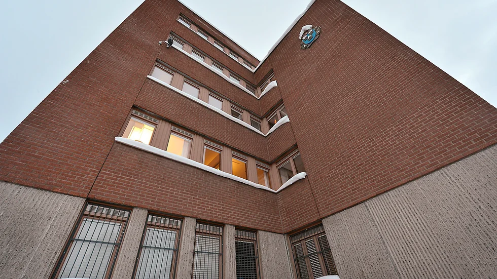 På måndagsförmiddagen satt fem personer, fyra män och en kvinnan, anhållna hos polisen misstänkta för delaktighet i de två misstänkta mordförsöken i Skelleftehamn. Senare samma dag släpptes kvinnan.