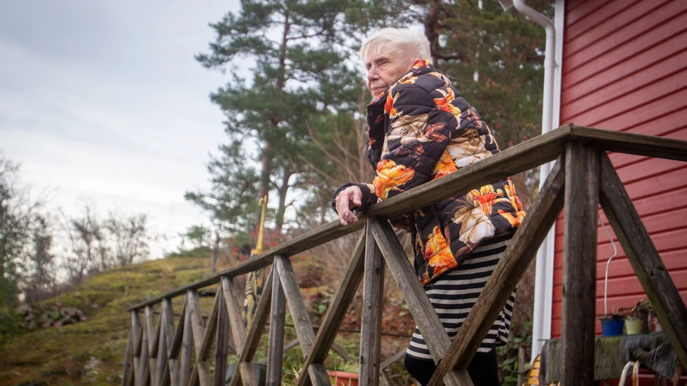 Birgitta Lovén tittar ut över Hjälmaren på altanen till sin ateljé i Läppe. 