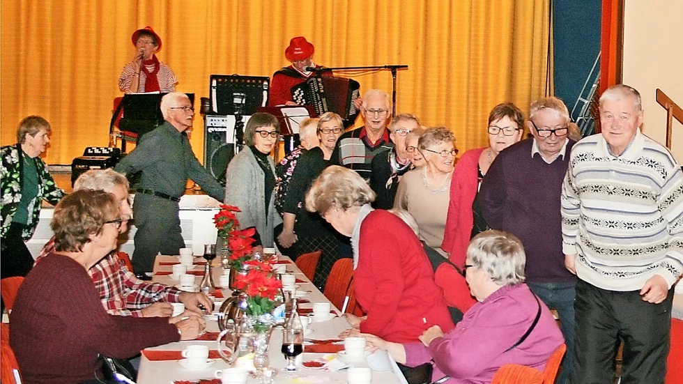 Räven raskar. Det var full fart under långdansen som drog fram mellan borden på PRO:s julfest.