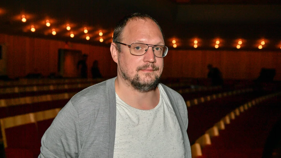 Ståuppkomikerna Jonatan Unge (på bild), Branne Pavlovic och Ahmed Berhan kommer att göra en show på en Finlandsfärja. Arkivbild.