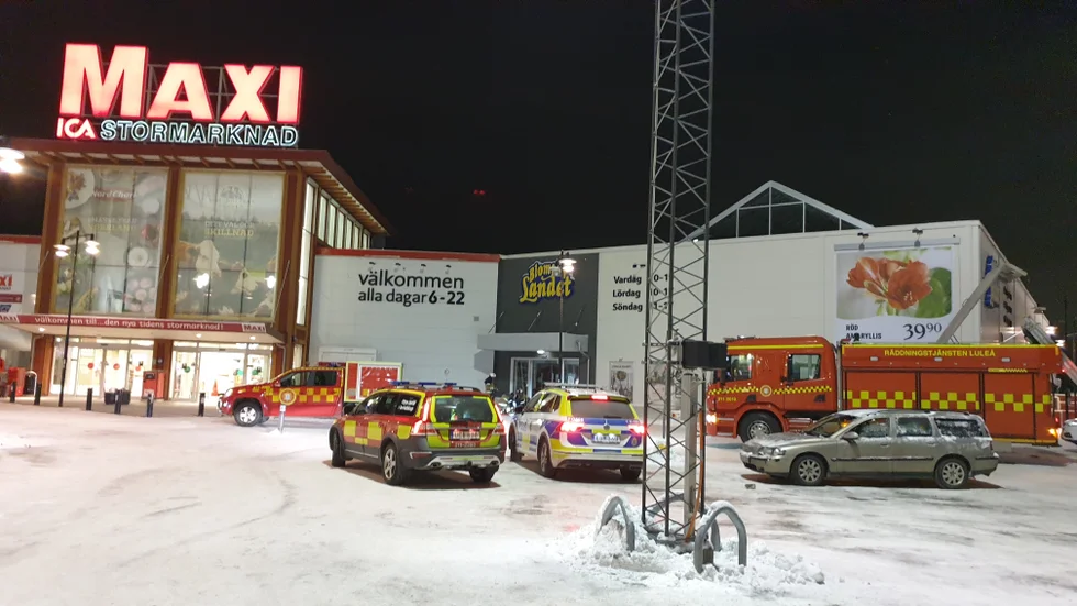 Brandlarmet på Ica Maxi utlöstes vid klockan 20.50 på fredag kväll och en kund lyckades därefter släcka i entrén till Blomsterlandet. Räddningstjänsten anlände strax därpå och hade snabbt kontroll över situationen.. 