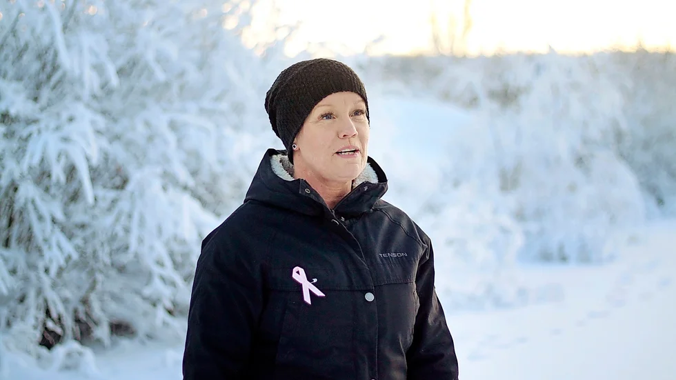 Håller ihop. ”Jag och min son tar ansvar för våra liv på olika sätt men finns för varandra ändå. Vi är alla ansvariga för de val vi gör och vårt eget välbefinnande”, säger Yvette. Foto: Evelina Eriksson.