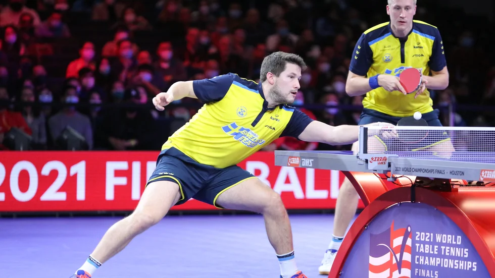 Kristian Karlsson räddar en boll under semifinalen mot det kinesiska paret Lin Gaoyuan och Liang Jingkun. Han och Mattias Falck är nu klara för final i bordtennis-VM.