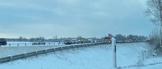 Personbil körde in i mitträcke på E4