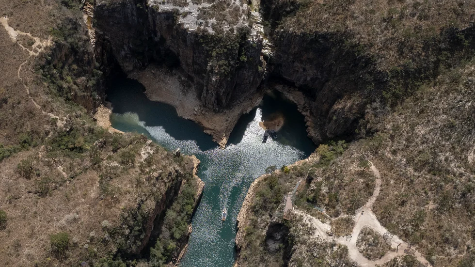 Flera personer har omkommit då en klipphäll föll över turistbåtar i Furnas-sjön i den brasilianska delstaten Minas Gerais. Bilden är tagen vid denna sjö, men vid ett tidigare tillfälle. Arkivbild.