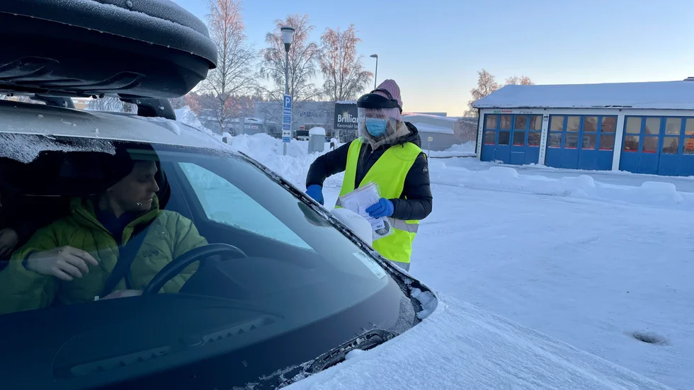 Över 5 000 norrbottningar bokade tid för covidtest genom egenprovtagningen i Region Norrbotten i veckan. Nytt rekord för hela pandemin. Luleåbon Joakim har blivit ganska van vid att testa sig vid symtom. "Man får gräva runt så gott man kan", säger han.