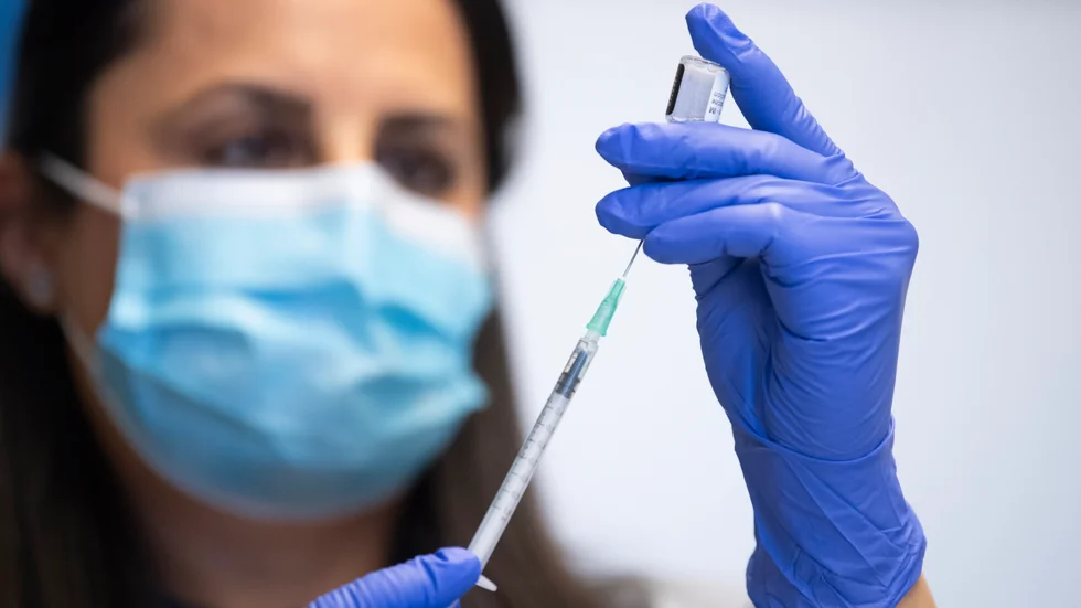 I Skellefteå vill Centerpartiet införa krav på vaccinering mot covid-19 vid ”all nyanställning av personal som kommer i direktkontakt med vård- och omsorgstagare tillhörande riskgrupp för covid-19”.
