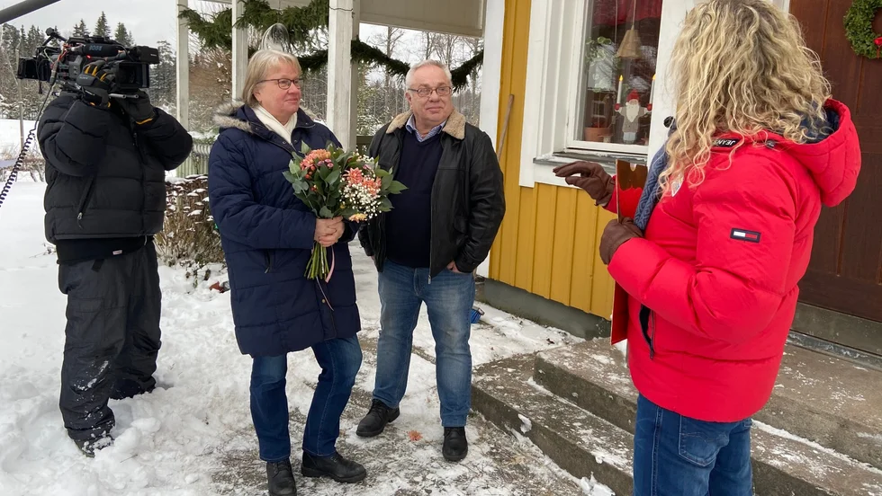 Ingela och Per-Åke Wikander i Dagselbo utanför Tärnsjö fick besök av Postkodlotteriets tv-team på måndagen.