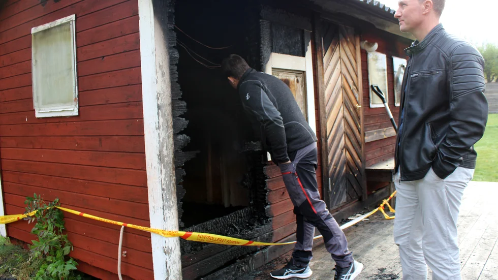 Det kan finnas två misstänkta gärningsmän för bränderna i Grytgöl. Så här såg det ut när rektor Kristian Strimark och Marcus Eriksson i Grytgöls Framtidsförening var på plats vid den förstörda värmestugan morgonen efter branden.