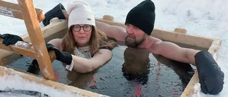 Anna och Rico anammar trenden med isvaksbad: "Vinterbad är en superhäftig upplevelse" • Se video från isbadet
