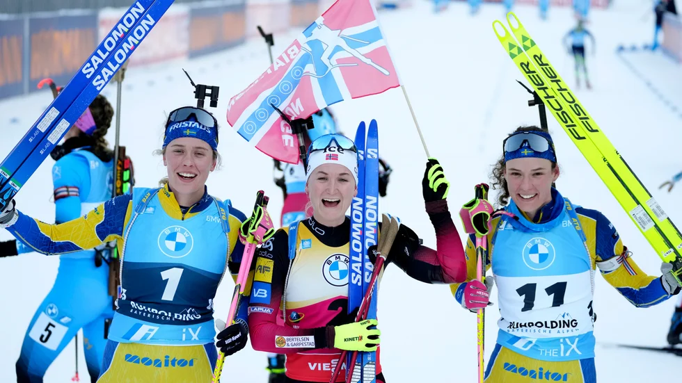 Elvira och Hanna Öberg fick kliva upp på pallen tillsammans efter jakstarten i Ruhpolding. Men vann gjorde norskan Marte Olsbu Røiseland. 