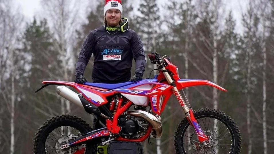 Örbyhusföraren Adam Andersson med sin nya hoj – en tvåtaktad BETA-motorcykel. 