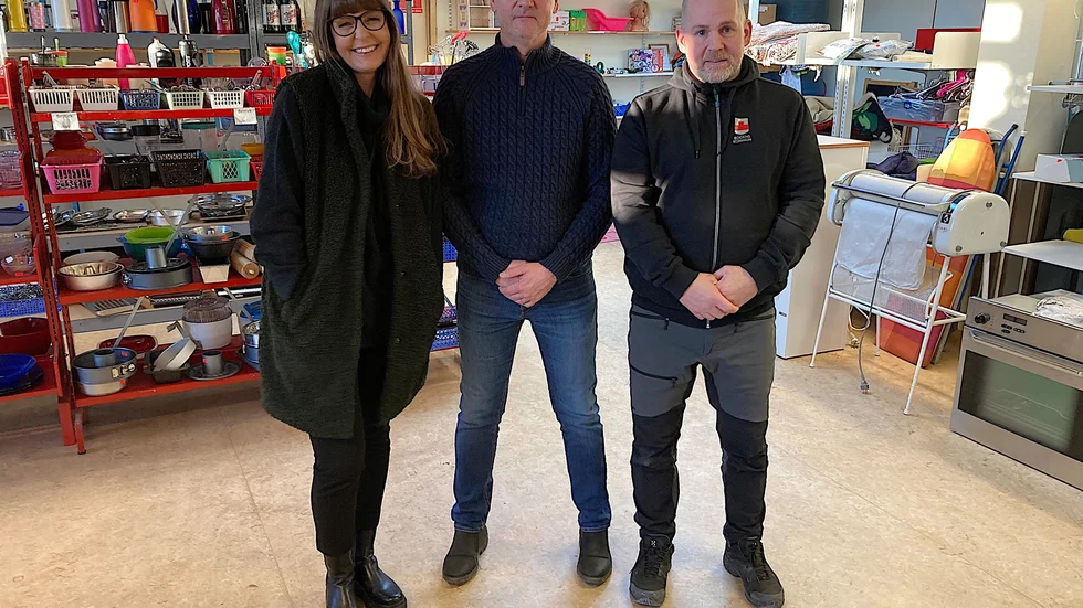 Återbrukskonsulten Anna Bergström, återvinningschefen Jan-Olov Ek och Peter Sundström tar en sväng inne på återvinningen i Boden." Syftet är att man ska kunna återanvända mer av de grejer som lämnas in på återvinningen, säger Anna Bergström.
