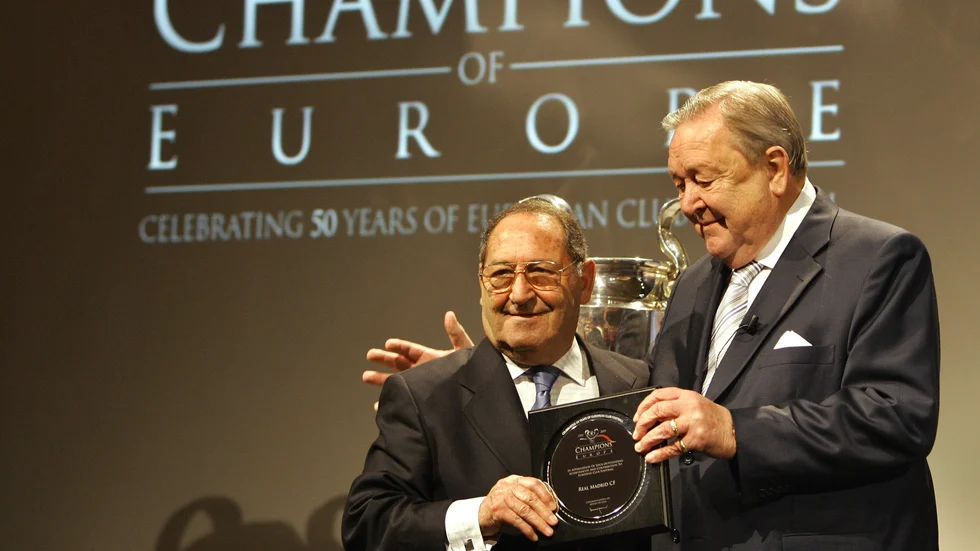 Francisco "Paco" Gento hedras av Uefas dåvarande ordförande Lennart Johansson när den europeiska cupfotbollen firade 50 år 2005. Nu är båda borta.