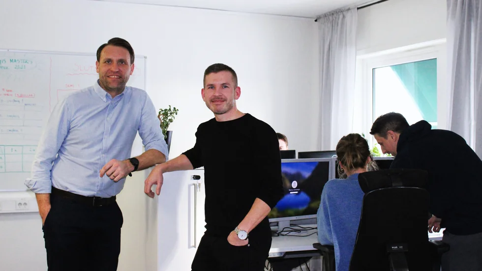 När pandemin slog som hårdast fick Pontus Lennartsson Dellbratts webbgäng sitt uppsving. Plötsligt behövde alla arbetsgivare kunna kommunicera digitalt med sina anställda. Då stod de redo med HR-appen och var först tillbaka från permitteringarna. Idag kan företaget jobba vidare i alla sina spår och de ser hur även det tryckta börjar återhämta sig. I bild: Roxx vd:ar Jakob Andersson samt Pontus Lennartsson Dellbratt.