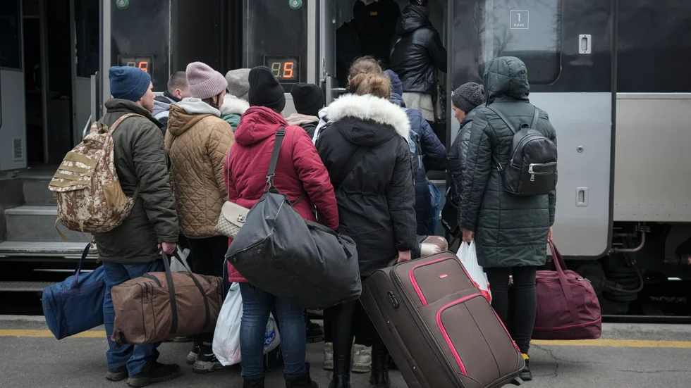 Människor på väg ombord på ett tåg som ska ta dem från Kostiantynivka i Donetsk-regionen. Foto togs i torsdags.