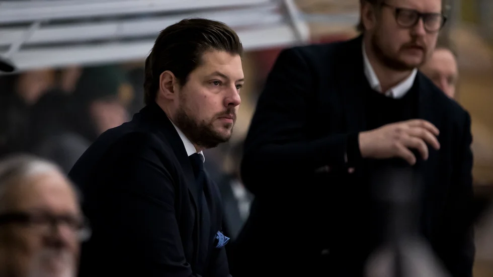 Mattias Zackrisson i båset under en av Almtunas matcher. Här tillsammans med Johan Anderström.