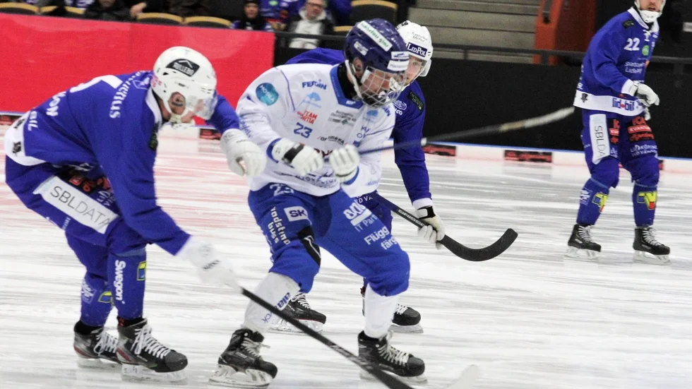 IFK Motalas Philip Florén sliter sig loss från Villaförsvaret i den första kvartsfinalen i Lidköping. Villa vann med 5-3 inför storpubliken på över 3 000 personer, och fick jobba rejält för det. IFK ledde med 3-1.