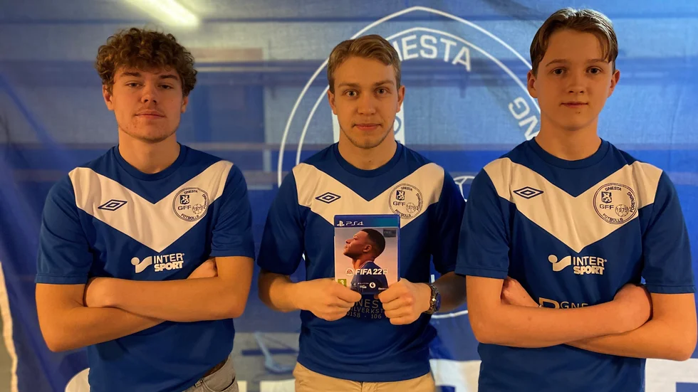 Gnesta FF:s eSport-lag, från vänster: William Nordin, Lucas Persson och Viggo Tolf. Nu väntar matcher mot Djurgården och Örgryte.