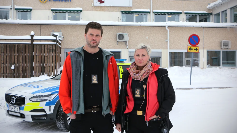 Martin Vidgren och Emma Svensson är två av poliserna från områdespolisgruppen som förstärkte lokalpolisen i A-kommunerna. 