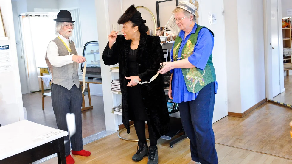 Fransesca Quartey invigde Mats Klockljung och Pia Löfgren Klockljungs hattmuseum i Burträsk.