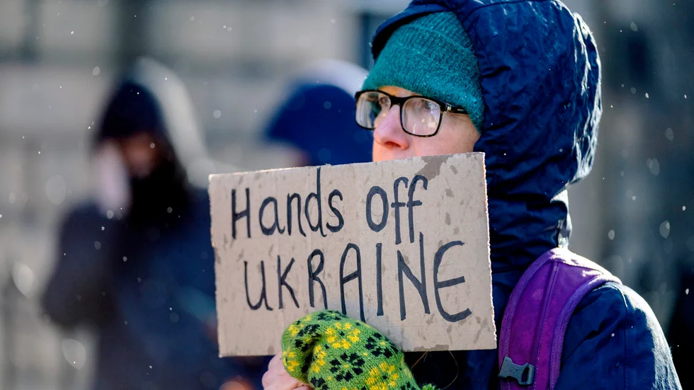 Folk protesterade och demonstrerade över hela världen efter det stod klart att Ryssland invaderat Ukraina. Här utanför det ryska konsulatet i Edinburgh.