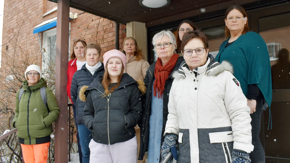  ”Ledningen måste börja lyssna på personalen” rasar arbetsplatsombud och fackligt förtroendevalda från Kommunal. Här Hannele Kohkoinen, Anki Pettersson, Margareta Hartman, Evelina Guldhag, Susanne Sundgren, Elinor Fredriksson, Maria Andreasson, Helen Lindström Kågström. 